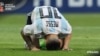 L’Argentin Lionel Messi, s’est replié sur le terrain après l’élimination de son pays par la France en 8e de finale du Mondial, 3-4, en Russie, 30 juin 2018. (Twitter/Fifa coupe du monde)