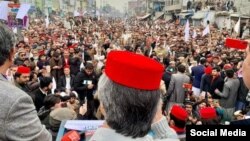 سردار حسین بابک پوښتنه وکړه چې دپښتنې خاورې جومات دبوسنیا،کشمیر اؤ فلسطین دمسلمانانو په تاوان خو ژاړي خو ایا دپښتون په قتل عام یې هم وژړل؟
