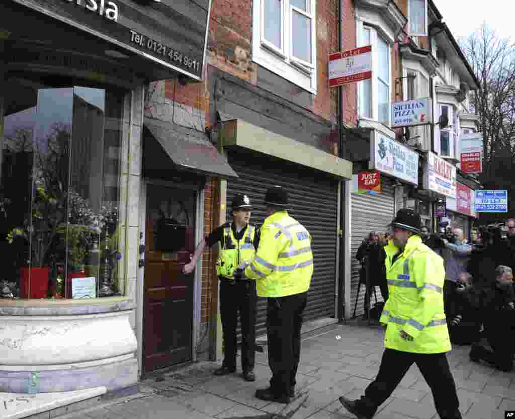 警方在英国伯明翰地区搜查，警察旁边的店铺招牌上有&ldquo;波斯风味&rdquo; 字样（2017年3月23日）。&nbsp;英国警方已经逮捕了至少9人。随着调查的深入进行，预计还会有更多人被捕。
