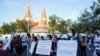 រូបឯកសារ៖ បុគ្គលិកក្រុមហ៊ុនណាហ្គាវើលដ៍កាន់បដាធ្វើបាតុកម្មតវ៉ានៅមុខរដ្ឋសភាជាតិ ក្នុងរាជធានីភ្នំពេញ កាលពីថ្ងៃទី ៥ ខែមករា ឆ្នាំ ២០២២។ 