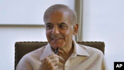 دپاکستان وزیراعظم شهباز شریف په ټویټر لیکلي دپاکستان مرکزي کابینې د افغانانو لپاره د ویزې په نظام کې د بدلون منظوري ورکړې ده.
