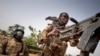 Tentara dari pasukan pemerintah Mali berpatroli di jalanan antara wilayah Mopti dan Djenne, Mali, pada 28 Februari 2020. (Foto: AFP/Michelle Cattani)