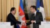 ប្រធានាធិបតីបារាំងលោក Emmanuel Macron និងលោកនាយករដ្ឋមន្ត្រី ហ៊ុន សែន ចាប់ដៃស្វាគមន៍គ្នា ក្នុងអំឡុងសន្និសីទសារព័ត៌មានរួមគ្នាមួយ នៅវិមានរដ្ឋាភិបាលបារាំង Elysee ទីក្រុងប៉ារីស ប្រទេសបារាំង ថ្ងៃទី ១៣ ខែធ្នូ ឆ្នាំ ២០២២។