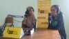 Salah satu inisiator Radio Braille Surabaya, Hanan Abdullah (kiri), sedang berbincang dengan Eben Haezer, Ketua AJI Surabaya, mengenai Hari Disabilitas Internasional. (Foto: VOA/Petrus Riski)