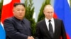 Arhiva - Predsednik Rusije Vladimir Putin i severnokorejski lider Kim Džong Un rukuju se tokom sasatnka u Vladivostoku, Rusija, 25. aprila 2019.