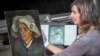 Konzervatorka Lesli Stivenson pokazuje sliku pored rendgenskog snimka skrivenog Van Gogovog autoportreta. 