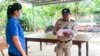 មន្ត្រីនគរបាលប៉ុស្តិ៍កំពង់លាវម្នាក់ បានមកសួរនាំអ្នកសម្របសម្រួលខេត្តព្រៃវែង ពីរឿងសុំច្បាប់ការអនុញ្ញាតបើកវគ្គផ្សព្វផ្សាយ នៅការិយាល័យសមាគមអាដហុក ភូមិលេខ ៤ សង្កាត់កំពង់លាវ ក្រុងព្រៃវែង ខេត្តព្រៃវែង កាលពីថ្ងៃទី ២៦ ខែកក្កដា ឆ្នាំ ២០២២។ (រូបថតដោយអាដហុក)