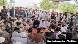 د پرله پسې هدفي وژنو پرضد د شمالي وزیرستان د خلکو احتجاجي پرلت نن په 71مه ورځ دوام لري چې پکې دوی د حکومت نه په علاقه کې په پشپړ ډول د امنیت د ټینګښت غوښته کوي