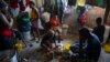 FILE - Seorang perempuan sedang memasak di penampungan keluarga yang mengungsi akibat kekerasan geng di Port-au-Prince, Haiti, 9 Desember 2021.