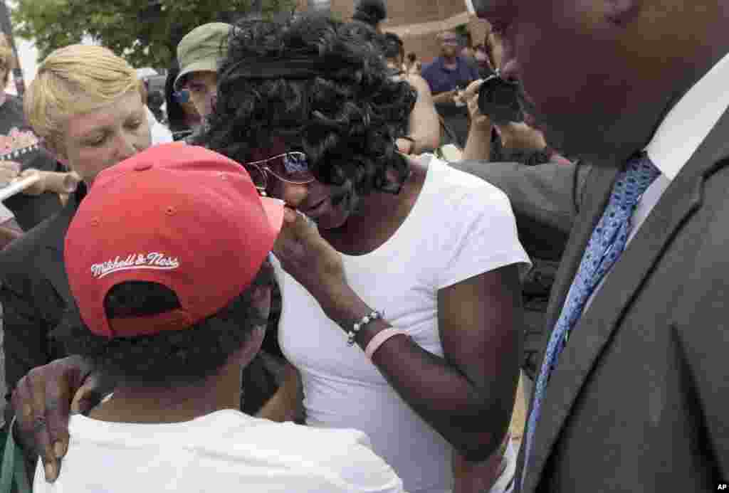 Gloria Darden, center, the mother of Freddie Gray, wipes away tears at a news conference held by Baltimore State&#39;s Attorney Marilyn Mosby after prosecutors dropped remaining charges against the three Baltimore police officers who were awaiting trial in her son&rsquo;s death, in Baltimore, Maryland. The decision by prosecutors comes after a judge had already acquitted three of the six officers charged in the case.