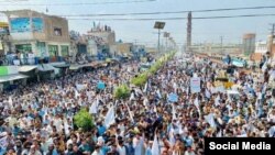  پولیس افسر ښاغلي طارق خان وي او ای ډیوه سره خبرو ددې مقدمې د درج کیدو پخلی کړی دی اؤ ویلي یې دي چې پولیس د امن دغوښتنې مخالف خو نه دي خو د ریاستي ادارو اؤ پوځ پرضد چاته دکرکو خورولو اجازه نه شي ورکولی