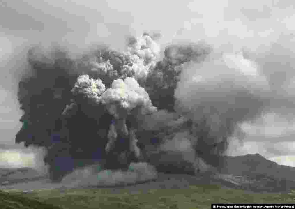 This screen grab picture taken from handout video received by Jiji Press and released by the Japan Meteorological Agency shows an eruption of Mount Aso in Kumamoto Prefecture, on Japan&#39;s southwestern island of Kyushu.