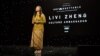 Sutradara Indonesia, Livi Zheng, saat menerima penghargaan di ajang 'The Unforgettable Gala' di AS (Dok: Livi Zheng). 