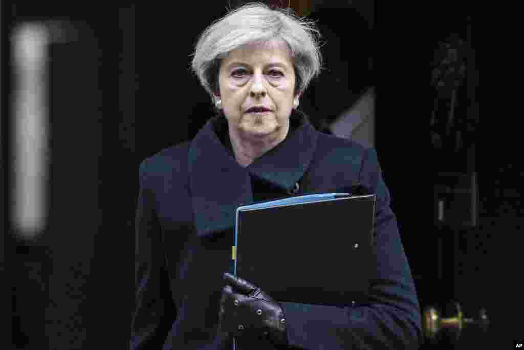 英国首相特蕾莎&middot;梅离开首相府，前往议会（2017年3月24日）。 3月22日，她在首相府门前发表谈话说，议员们明天将照常开会。她还鼓励人们像往常一样活动，&ldquo;他们会搭上火车，会离开他们的酒店，会走过这些街道，会过着他们的生活，我们都会一起前进，永远不要被恐怖吓倒，永远不要让仇恨的声音来驱使我们。&rdquo;