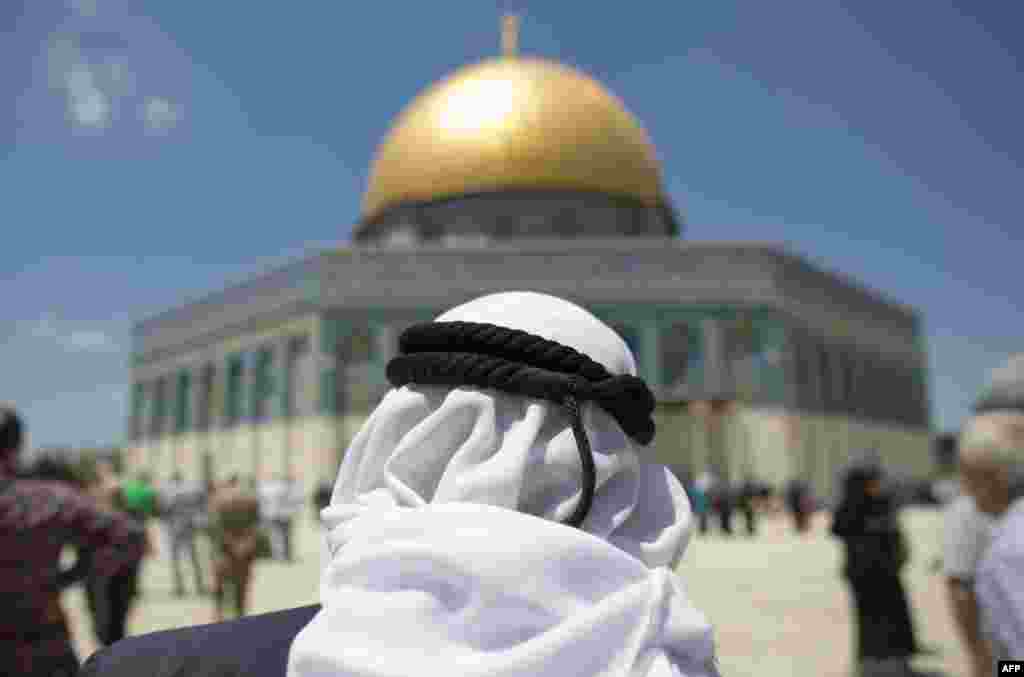 Seorang Muslim Palestina berjalan di kompleks Masjid Al-Aqsa setelah sholat Jumat di Kota Tua Yerusalem, Israel. &nbsp;