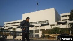 پارليمان کې د مخالفو ډلو مشر خورشيد شاه ويلي دي پاکستاني طالبانو سره به مذاکرات کول آسان نه وي ځکه چي تيرو وختونو کې دغه شان ديارلس کوششونه ناکامه شوي دي. خو هغه زیاته کړه مجوزه مذاکراتو کې د مشکلاتو باوجود يي حکومت ته طالبانو سره د خبرو اترو په لړ کې خپل ملاتړ وړاندې کړی دی