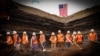 资料照片:2025年7月11日，美国能源部长赖特(右五)参加拉马科布鲁克矿碳矿稀土项目的奠基仪式。
