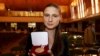 Лауреатка медалі Філдса з математики Марина Вязовська позує зі своєю медаллю під час церемонії нагородження на Міжнародному конгресі математиків 2022 (ICM 2022) у Гельсінкі, 5 липня 2022 р. (Vesa Moilanen/Lehtikuva via Reuters)