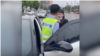 2022年6月21日，丹东女子给父亲取药路上因黄码被身穿警服的封控人员拦截引发袭警事件。（网络视频截图）
