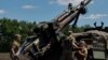 Українські військовослужбовці завантажують снаряд до самохідної гаубиці CAESAR, перш ніж вести вогонь у бік російських позицій. Україна, 8 червня 2022 року. 