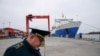 ARHIVA : Ruski carinik u komercijalnoj luci u oblasti Kalinjingrad (Foto: REUTERS/Vitaly Nevar)