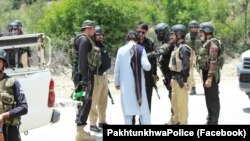 په لکي مروت ضلع کې پرون د شورو/ چهارشنبې په ورځ [16 نومبر] د شپږو پوليسو د وژنې وروسته د خېبرپښتونخوا صوبې د پوليسو مشر [ايي جي] معظم جاه ويلي دا تازه پېښه په وروستيو کې په لکي مروت کې د ترهګرو پرضد د عملياتو په غبرګون کې شوې