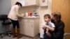 Ilana Diener bersama putranya, Hudson (3 tahun), menunggu untuk menerima suntikan vaksin COVID-19 produksi Moderna di kota Commack, New York (foto: dok).