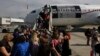 Ukrajinske izbeglice ukrcavaju se u avion za Kanadu, Varšava, 4. jula 2022.