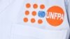 유엔인구기금(UNFPA) 직원 가운에 새겨진 로고.