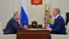 Ruski predsednik Vladimir Putin razgovara sa bivšim saradnikom Anatolijem Čubajskom u Moskvi (Foto: Alexei Druzhinin/Pool Photo via AP)