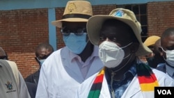 UMongameli Emmerson Mangagwa lomsekeli wakhe, uMnu. Kembo Mohadi, ngesikhathi bevula okusemthethweni impompi zezibholani eNyamandlovu ngoLwesine. (Photo: Ezra Tshisa Sibanda)