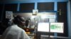 Le révérend père John Peter Bebeley diffuse les sermons à la radio après la suspension de tous les rassemblements religieux en raison des inquiétudes concernant la propagation de COVID-19 à Freetown, Sierra Leone, le 22 mars 2020. REUTERS / Cooper Inveen - RC2ZOF