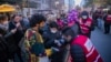 24일 미국 뉴욕시에서 추수감사절 퍼레이드 관계자들이 관객들의 신종 코로나바이러스 백신 접종 카드를 확인하고 있다.