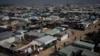 Arhiv - Pogled na improvizovani šatorski kamp u kojem borave Palestinci raseljeni zbog izraelskog bombardovanja pojasa Gaze, u oblasti Muwasi, južna Gaza, 1. januar 2024.