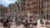 Des clients assis boivent sur un bar en terrasse à Tarragone, en Espagne, à la faveur du début du déconfinement, le 11 mai 2020.
