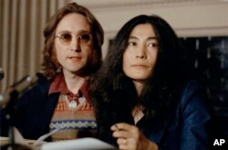 Джон Леннон и Йоко Оно на пресс-конференции в Нью-Йорке, март 1973 (AP Photo)