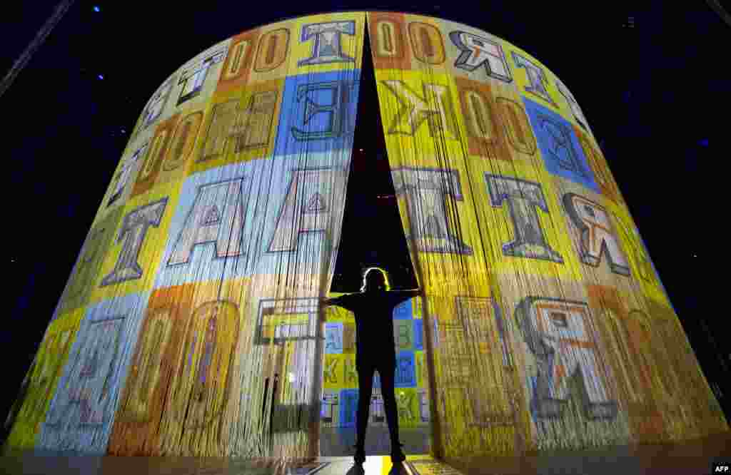 Karya seni yang diberi nama &quot;Curtain Call&quot; oleh seniman Ron Arad dipamerkan di Camden Roundhouse di London