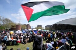 Studenti na propalestinskim demonstracijama na Institutu tehnologije Massachusetts 3. maja 2024. (Foto: AP/Charles Krupa)