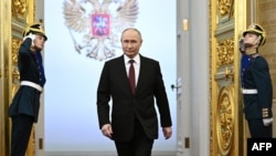 Ruski predsjednik Vladimir Putin ulazi u svečanu salu tokom njegove inauguracije za novi mandat predsjednika, na fotografiji ruske državne agencije Sputnjik, u Kremlju, Moskva, 7. maja 2024.