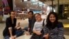 Penyanyi Ariel (kedua dari kiri) bersama aktris Sophia Latjuba (kiri) dan panitia konser NOAH di Los Angeles. (Foto: Endah Redjeki)