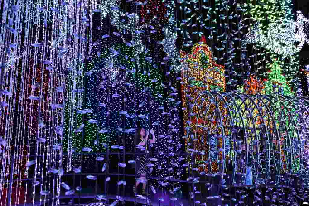 Seorang pengunjung memotret hiasan lampu-lampu Natal di taman hiburan Universal Studio Singapura. Taman hiburan ini memecahkan rekor Guinness dengan hiasan lampu Natal sebanyak&nbsp;824.961 buah.