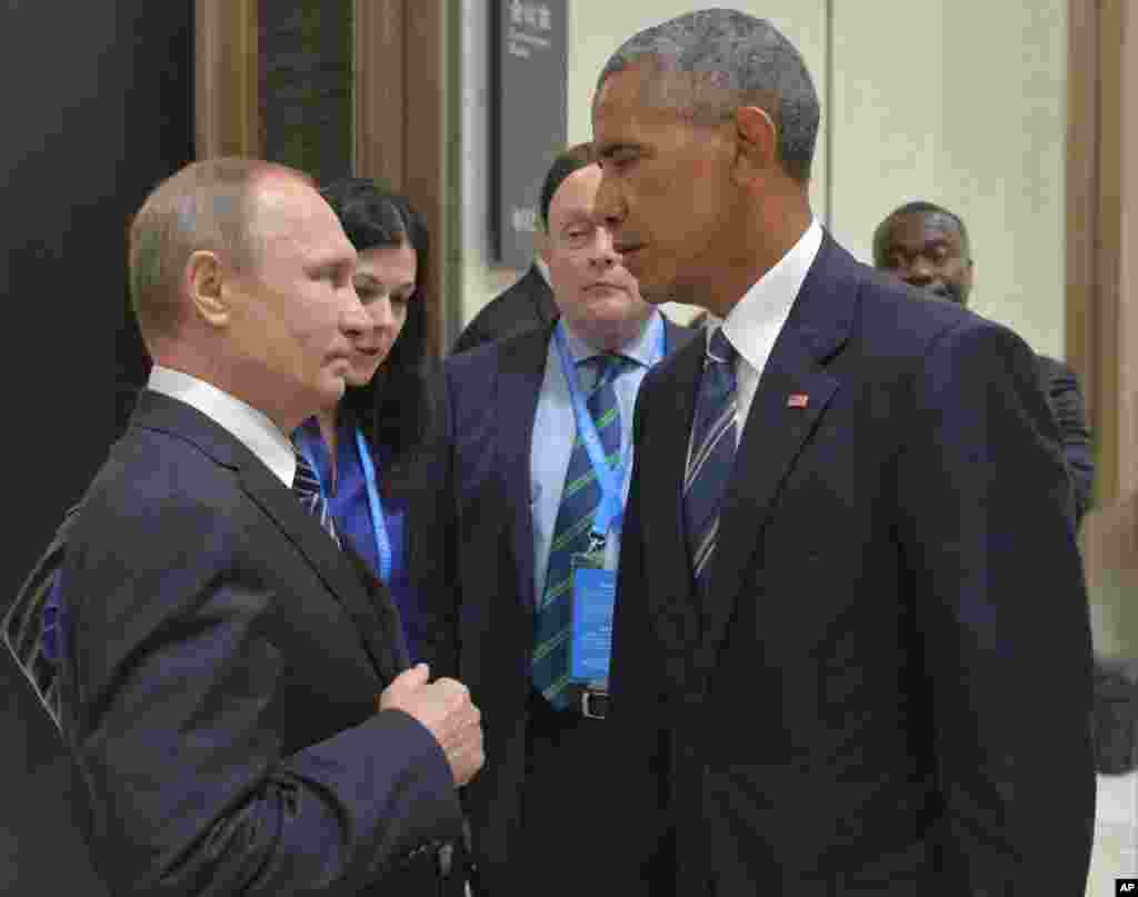 Presiden Rusia Vladimir Putin (kiri) berbicara dengan Presiden AS Barack Obama di sela KTT G20 di Hangzhou, China.