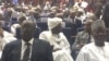 Au premier plan, deux anciens premiers ministres Emmanuel Nadigar en costume et Kalzeubé Pahimi, N'Djamena, Tchad, le 24 mars 2018. (VOA/André Kodmadjingar)