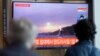 19일 한국 서울역에 설치된 TV에서 북한의 미사일 발사 관련 뉴스가 나오고 있다.
