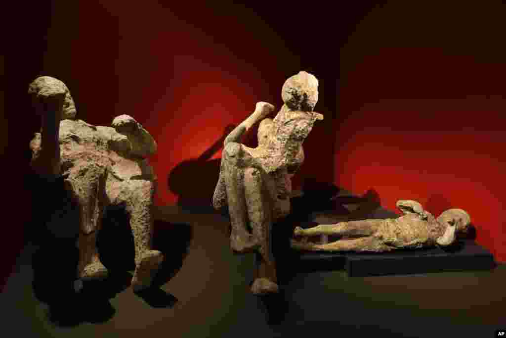 Patung jenazah sebuah keluarga yang terdiri dari dua orang dewasa dan dua anak dipamerkan dalam sebuah ruangan Pompeii. Pameran ini berjudul &#39;Hidup dan Mati Pompeii dan Herculaneum&#39; diadakan di British Museum di pusat kota London.