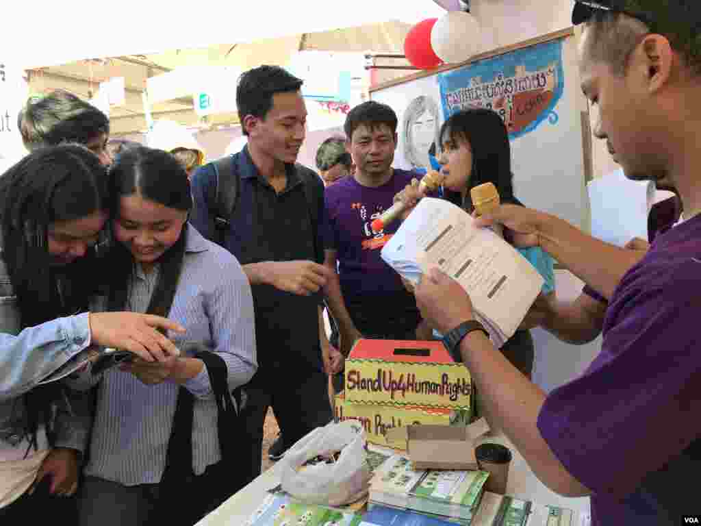 ក្រុមយុវជនកំពុងចូលរួមឆ្លើយសំណួរយករង្វាន់ក្នុងពិធីប្រាព្ធទិវាសិទ្ធិមនុស្សអន្តរជាតិ ១០ ធ្នូ លើកទី៧១ នៅពហុកីឡាដ្ឋានជាតិអូឡាំពិក នៅថ្ងៃទី០៧ ខែធ្នូ ឆ្នាំ២០១៩។ (កាន់ វិច្ឆិកា/VOA)
