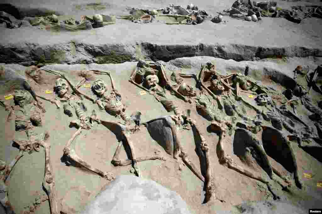 Sisa-sisa kerangka tubuh manusia yang diborgol pada pergelangan tangannya terbaring di tempat pemakaman kuno Falyron Delta di Athena, Yunani.