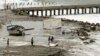 Sebuah kapal nelayan terdampar setelah ombak kuat menerjang wilayah Lobitos, provinsi Talara, Peru, pada 27 Desember 2024. (Foto: AFP/Nicolas Landa Tami)