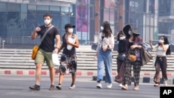 Tourists wear masks in Chiang Mai province, Thailand, April 2, 2019. The air hanging over Thailand's far north has become so polluted, the prime minister went Tuesday to see in person what's been called a severe health crisis.