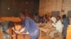 Les ex-enfants soldats apprennent la menuiserie chez FSH à Bukavu, en RDC, le 14 octobre 2016. (VOA/Ernest Muhero)